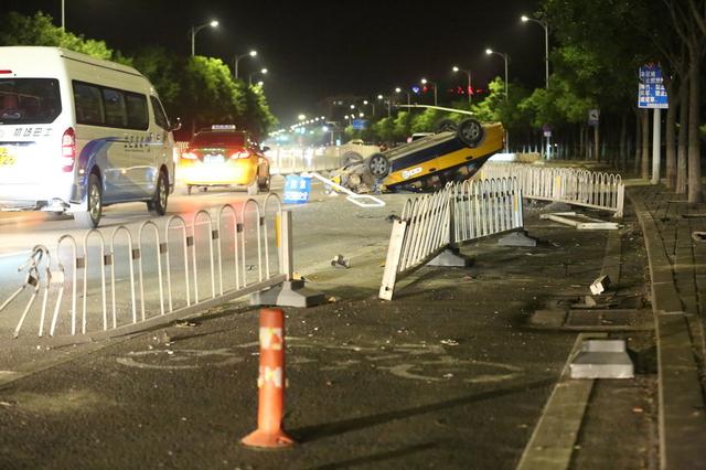 出租车车祸侧翻致5人重伤,司机索赔50万车险遭拒:你载的是家属