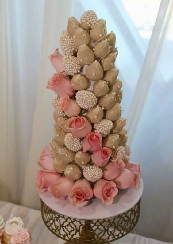 把草莓堆成一座塔比传统蛋糕还上档次