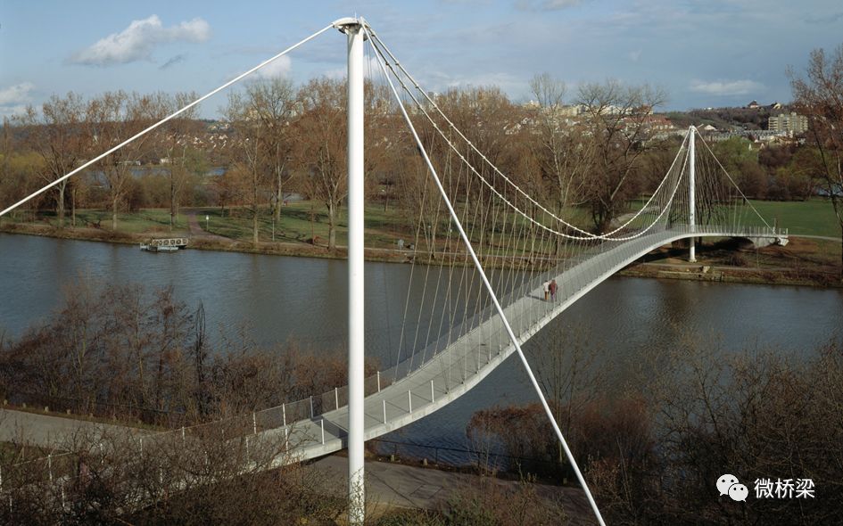 后锚式悬索连续梁桥内卡河步行桥基础:大直径桩桥墩:预应力和磨制石柱