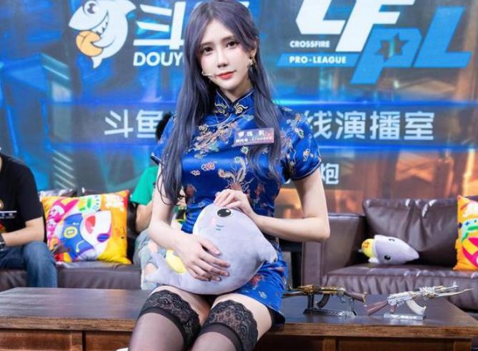 cf主持人妮妮直播图片