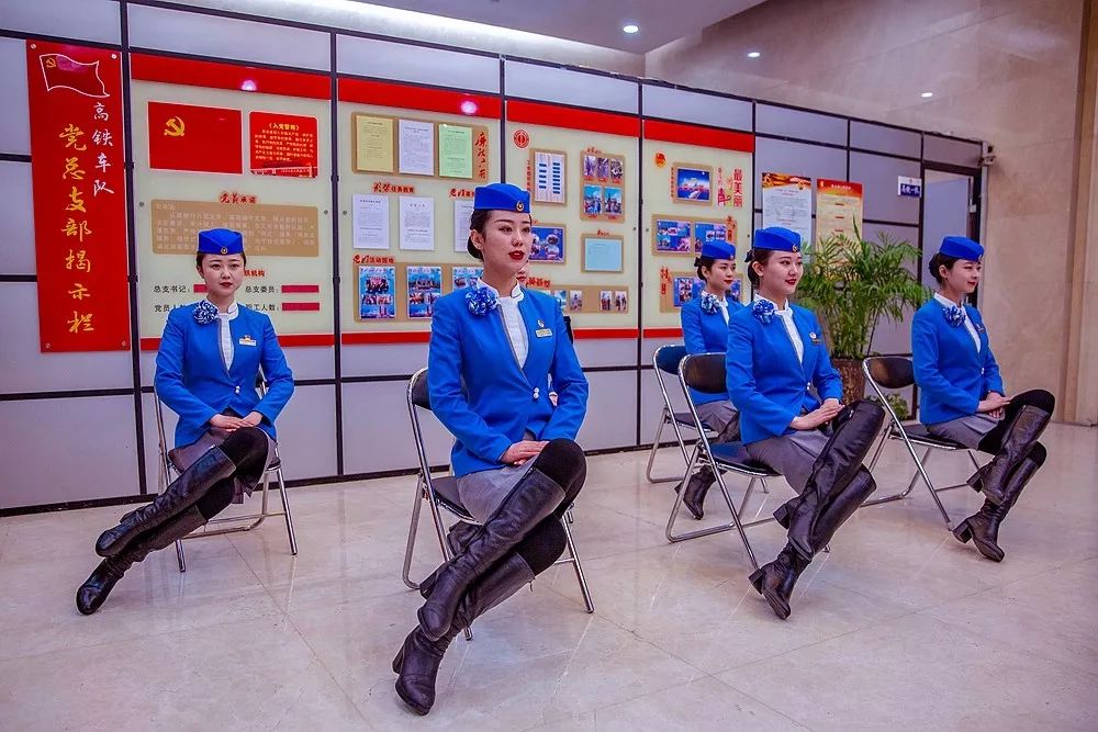 兰州客运段比照兰新,宝兰高铁开行标准从12月初开始分2批次组织40名