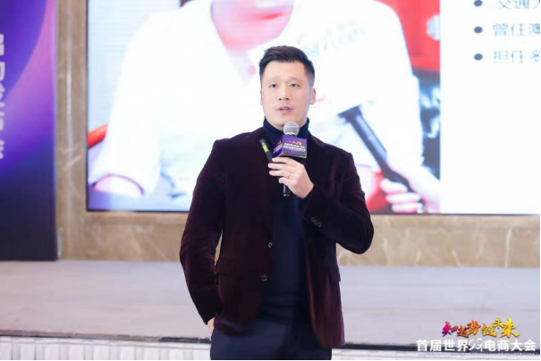 稻蓝集团董事长孙郡先生带来了主题为《私域流量场景重构》,他提出新