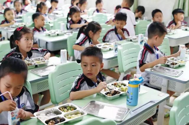 東莞南城所有公辦小學(xué)提供校內(nèi)午餐午休服務(wù)(圖2) 東莞南城所有公辦小學(xué)提供校內(nèi)午餐午休服務(wù)(圖2)