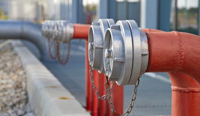 供消防车取水的消防水池应设取水口,其取水口与建筑物(水泵房除外)的