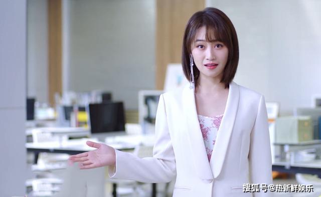 精英律师:蒋欣妩媚出场撩靳东,戴曦大吃飞醋,直接挑战5cm短裙