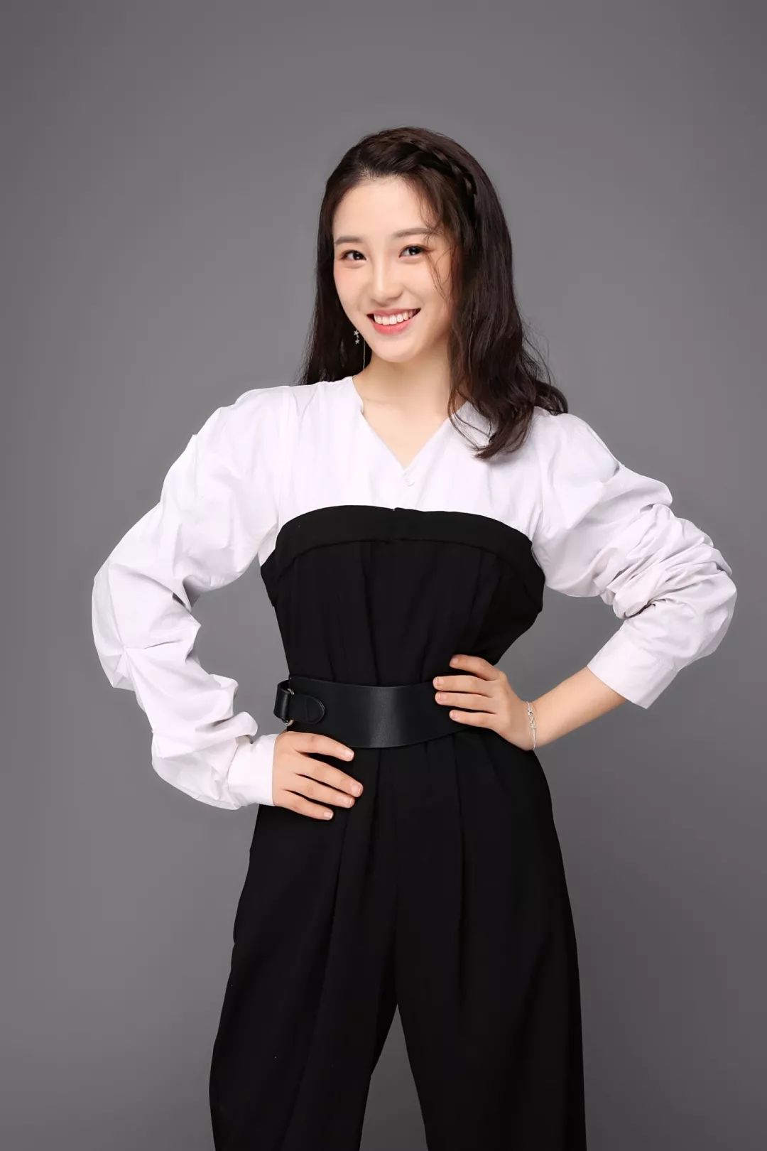 "来啊,来剧场造作啊~~"霍谈笑(小名"霍霍")是白家二小姐的众多追求者