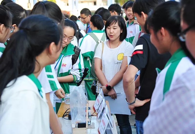 让科技融入理想——我校顺利举办第七届校园科技节_活动