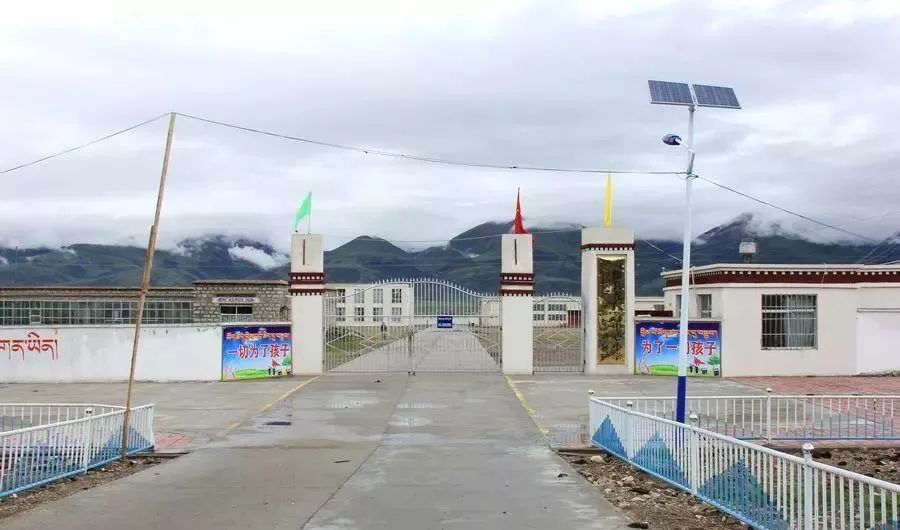 龙仁乡在青藏线上,距当雄县城约20多公里的那曲高原上,乡政府就是公路