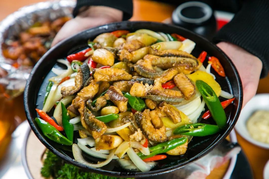 一条鳗鱼四种吃法,让你竖着进横着出!