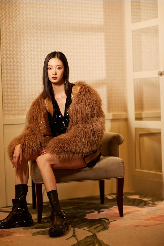 不愧是模特项偞婧着亮片装加皮草亮相今天是酷cici