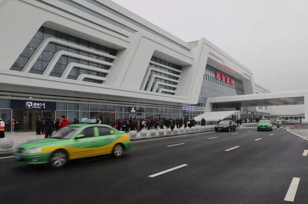 市民早早聚集在吉安西站,共同见证历史的一刻旅客在吉安西站取票处取