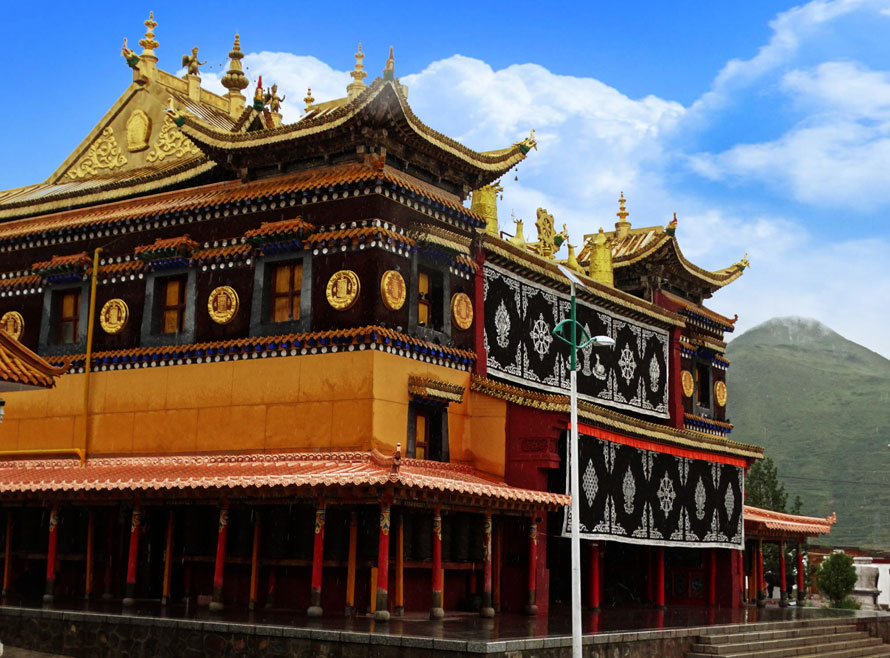 图为安多古刹禅定寺.王勇 摄