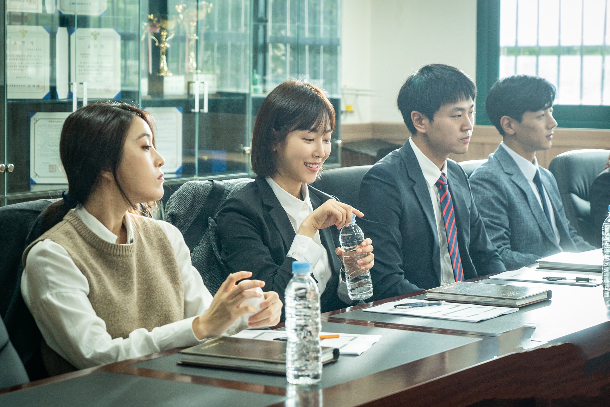 韩剧黑狗底色是黑本色却是五彩斑斓的