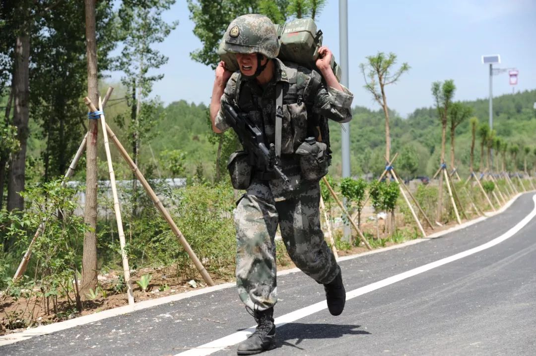 松骨峰特功连演训场上走过四季