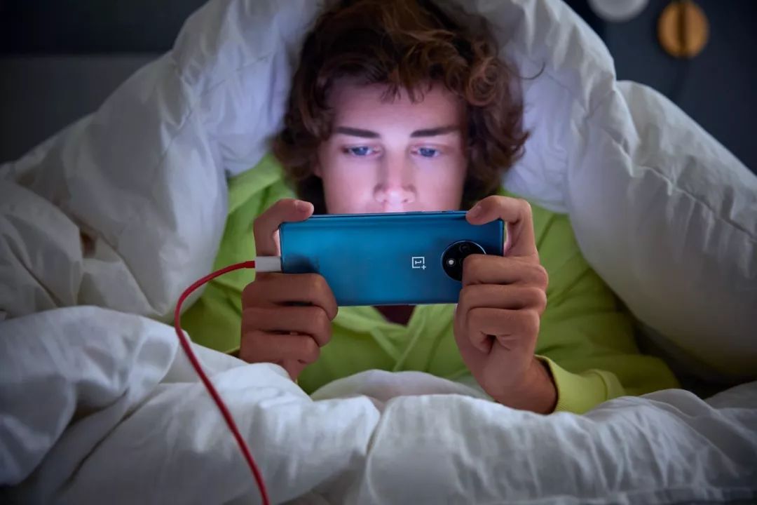 损害手机电池的元凶真的是边玩边充电吗