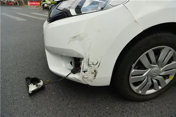 男子骑共享单车被撞飞,临上救护车不忘叮嘱交警帮忙还车