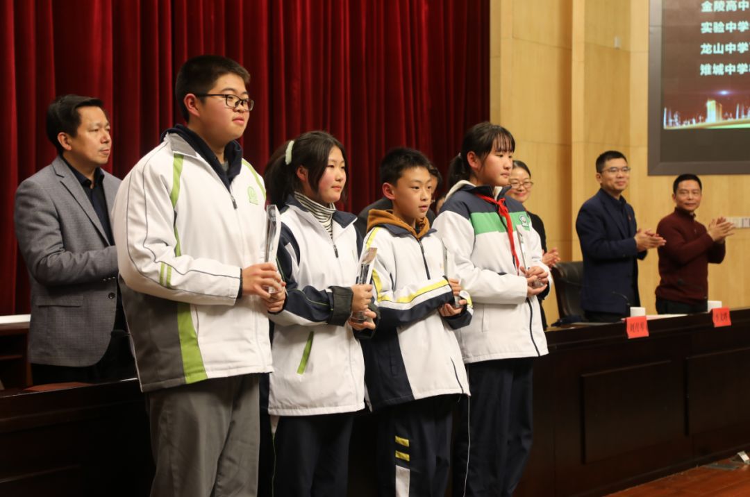 林梓航,邱诗琪,范若兮上台领奖74"恒力·少年作家"文学奖获得者:周