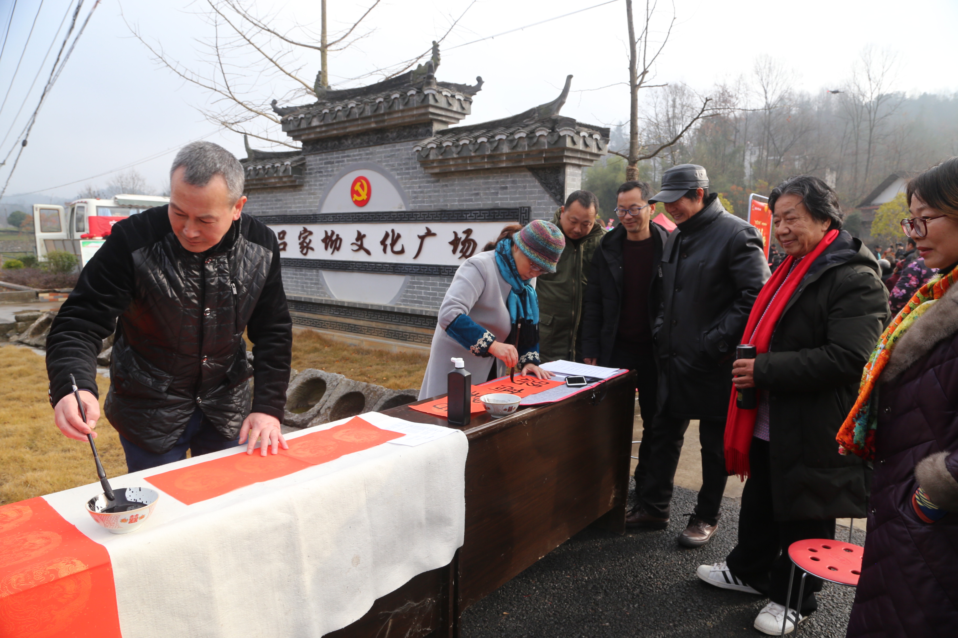 在吕家坳村,画家们为吕家坳满园茶树,层层梯田和乡