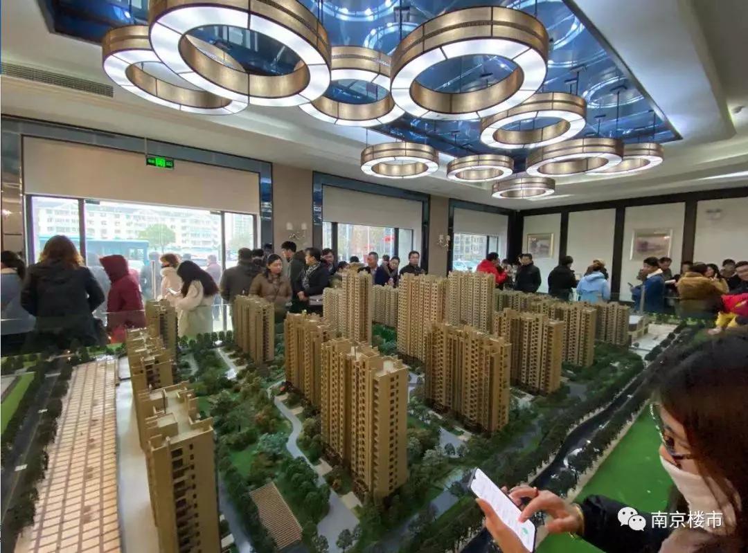 刚刚南京神盘开盘2小时卖光买房人冒寒风排队冻得发抖