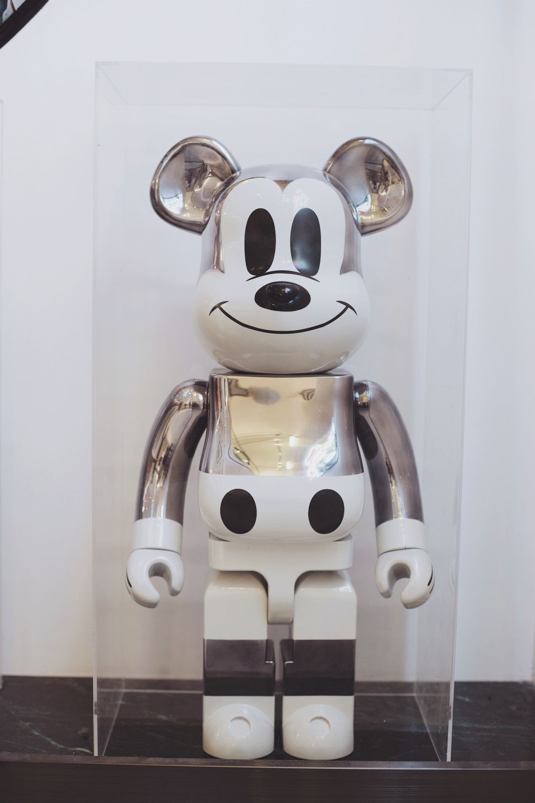 brick摆设放满bear brick,村上隆的太阳花摆设进门误以为是「潮牌公仔