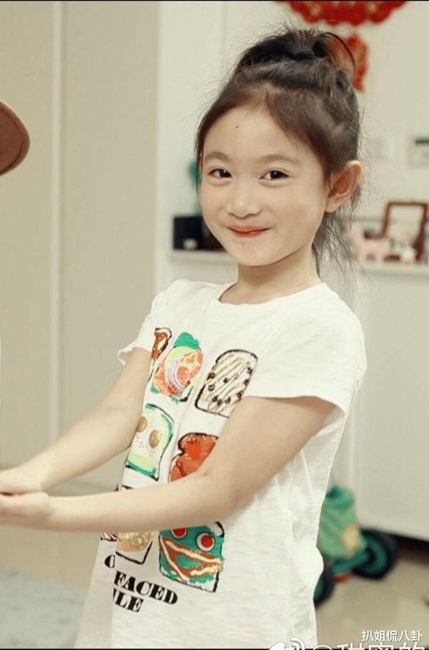 原创李小鹏晒全家滑雪照,冠军老爸裸着上身秀腹肌,奥莉依旧女神范儿