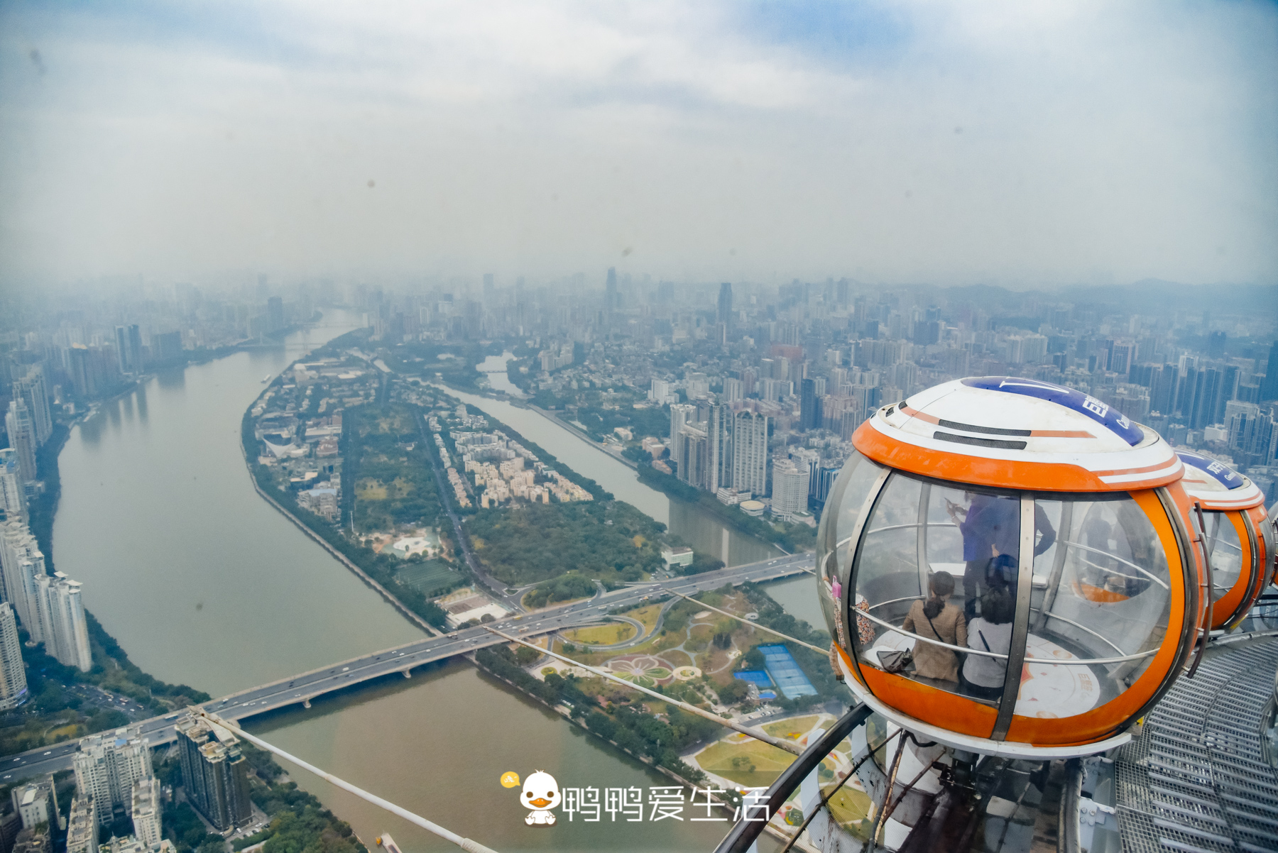 广州地标建筑,为中国第一高塔,被称为小蛮腰,游客自拍停不下来_世界