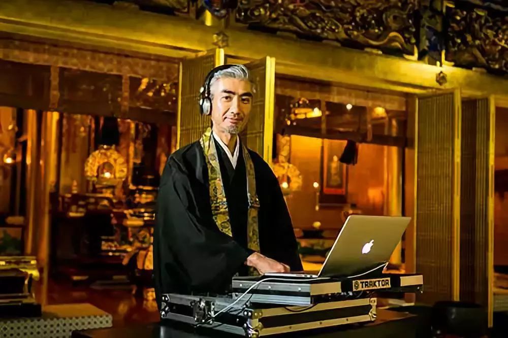 日本和尚为什么可以白天念经，晚上又开酒吧又当DJ？_戒律清规
