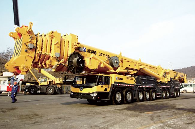 5万吨d5200-240塔式起重机是全球最大的水平臂上回转自升塔式起重机.