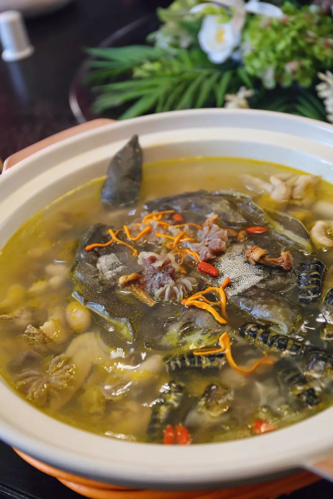 除了甲鱼,汤里更添加了鳝鱼和牛鞭,不仅美味可口更是补上加补.