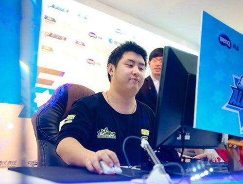 了职业战队的关注,2009年的深秋,他就因此受到了东珈ab队长sir的邀请