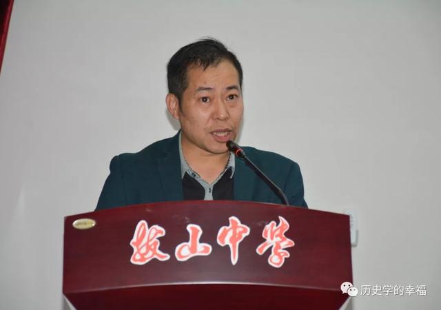 图为 拔山中学副校长李健致辞仪式在热烈的掌声和欢乐的氛围中圆满