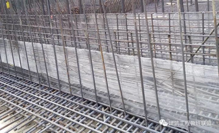筏板后浇带处用密目网进行封堵,保证封堵严密,不漏浆· 使用角钢