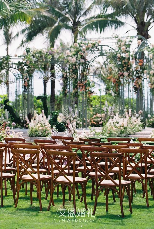 融入了新艺术风格的元素的英式花园婚礼