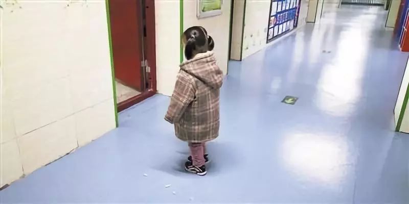 妈妈在上课 小女孩"罚站"让人心疼 教室门口一组照片感动网友:"眼眶