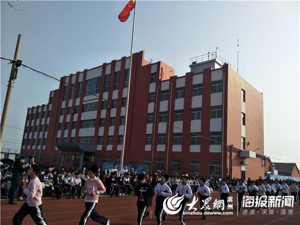 店子鎮(zhèn)中學舉行2019年師生冬季健康長跑大賽(圖1)