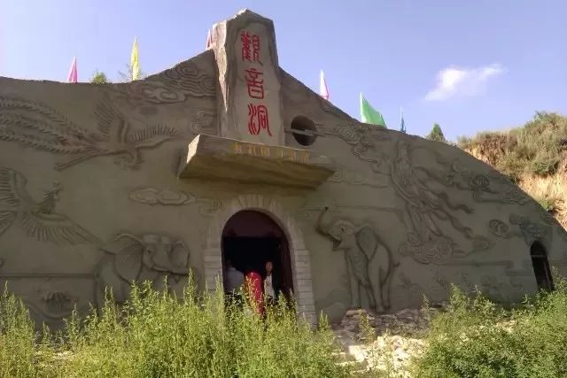 传说观音都普陀山原本是座蛇岛,上面的蛇特别多,观音赶走了蛇王,准备