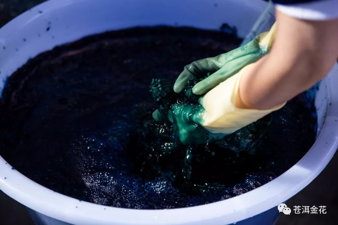 一个半小时后,所有选手都扎好花,开始浸染,选手将扎好"疙瘩"的布料先