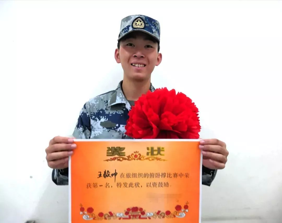 "证书还没领回来,新战友们之间已经炸开了锅.