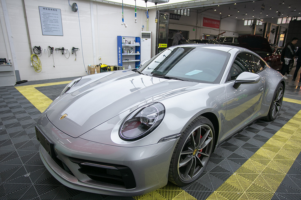 银色保时捷911贴xpel隐形车衣