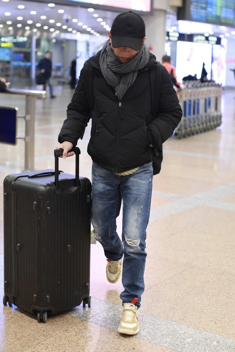 原创35岁文章越活越年轻,大冬天还穿破洞裤,金链子戴出"富贵"气质