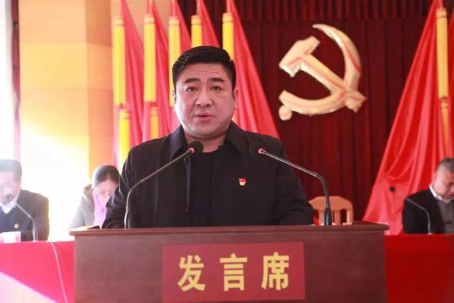 其母赵文菊2014年被新泰市政府表彰为"新泰市劳动模范";张宸在2012年