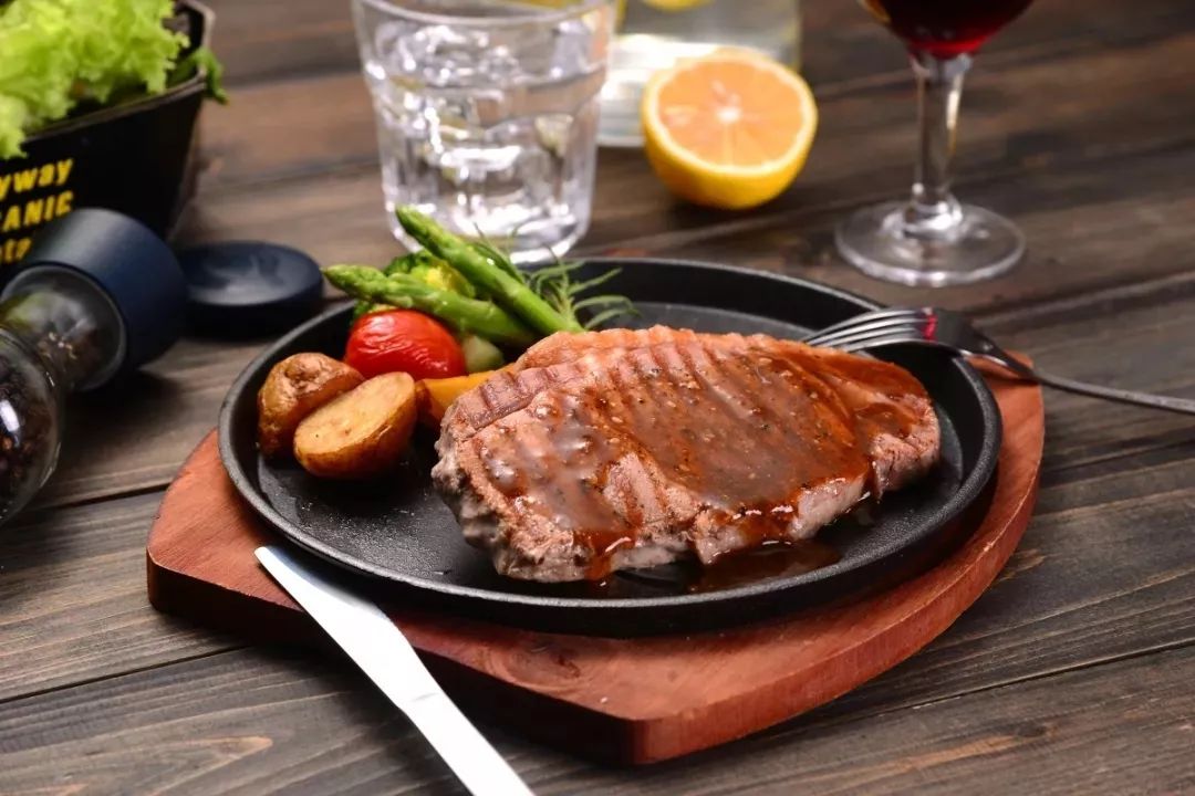 牛排采用谷饲原切牛肉腌制恒温可达到80℃半小时全昆明独一无二日本