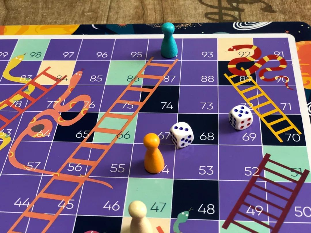 不但包括了咱们耳熟能详的经典棋盘游戏,比如咱们国内常见的象棋,军棋