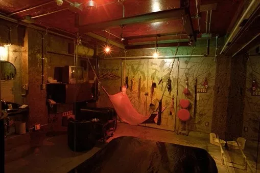 位于东京都港区的 alpha-in,是日本最大的 sm 主题酒店,房间布置的像