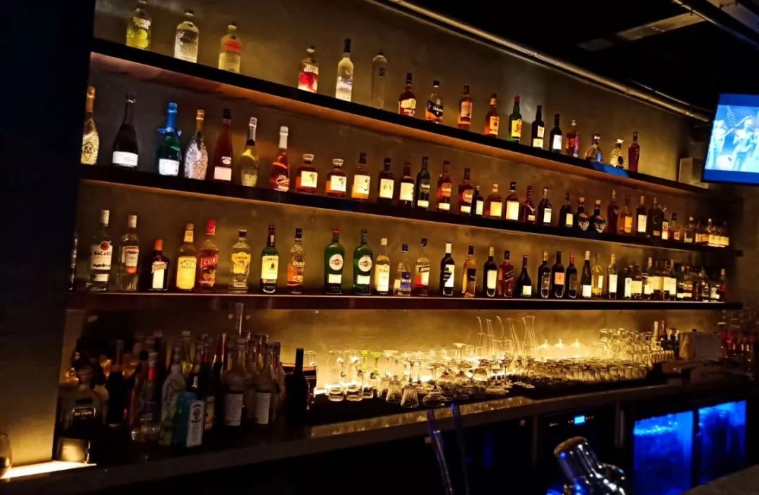 绍兴的林垦公园小城市的夜生活13个酒吧和13个夜晚