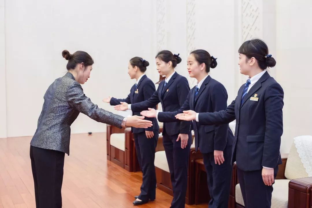 进站乘车优雅的蹲姿标准的站姿亮出最美好的自己温馨的服务重点旅客现