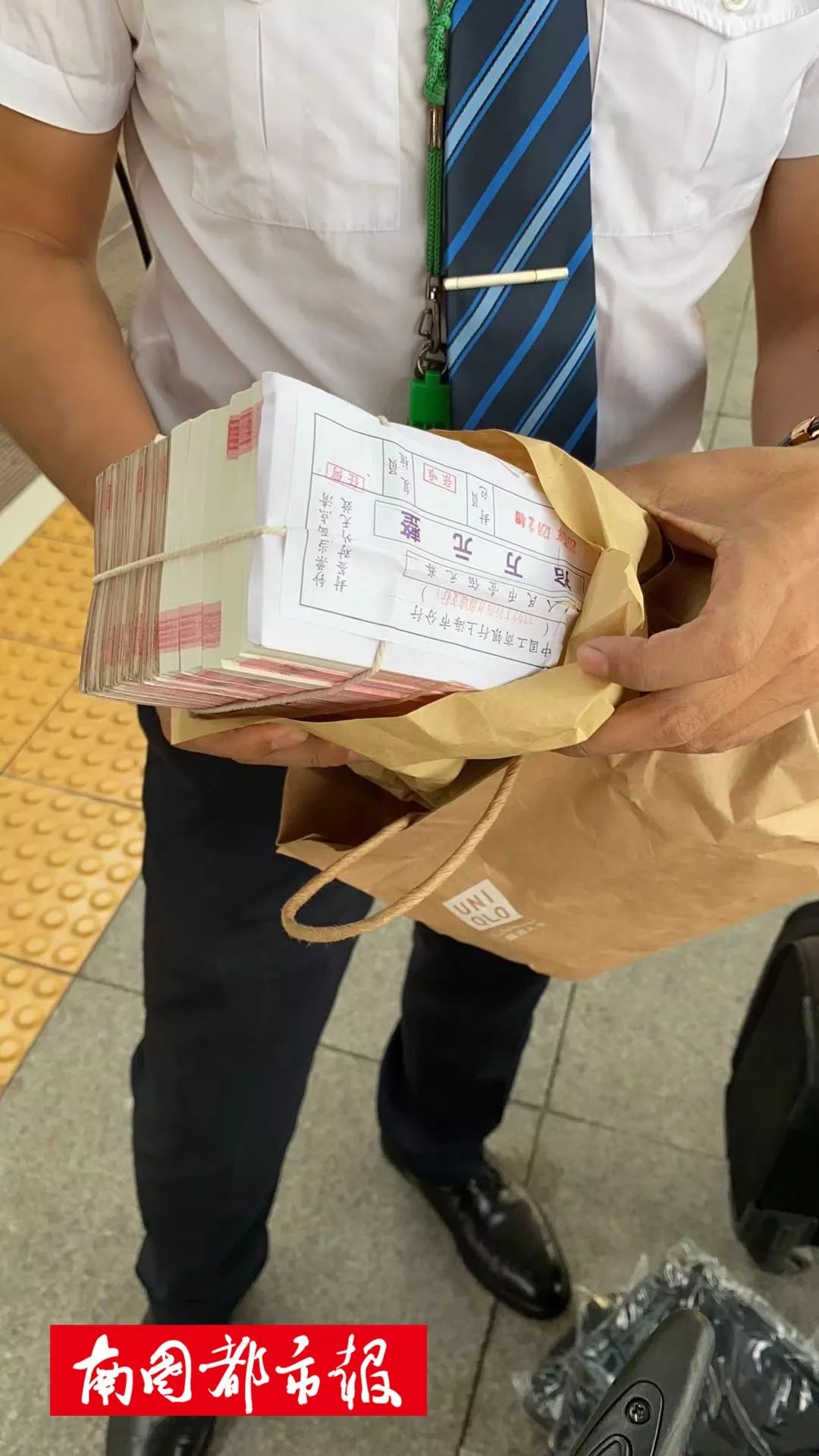 心大!坐高铁中途下车抽烟,装着10万元现金的包跟车跑了