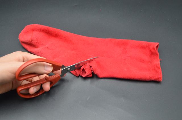 袜子足底破洞不要扔简单剪一刀旧袜子变得像新的太实用了