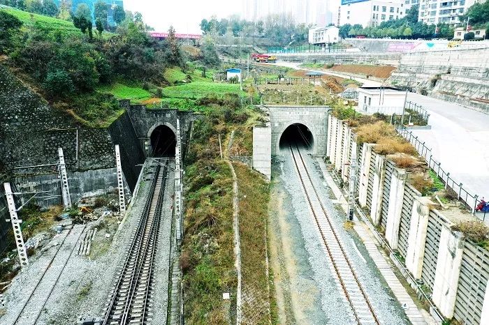 阳安二线指挥长焦国峰说到:"阳安二线铁路穿行于秦岭,大巴山区,行进于