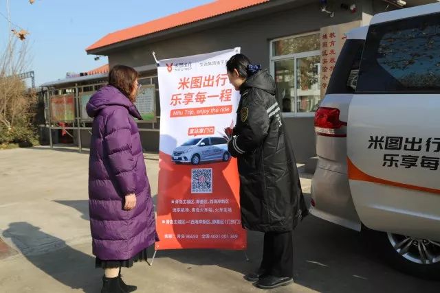 在青云韩国学校,学生朴智炫在温馨校车体验式地推现场瞬间变身成为"